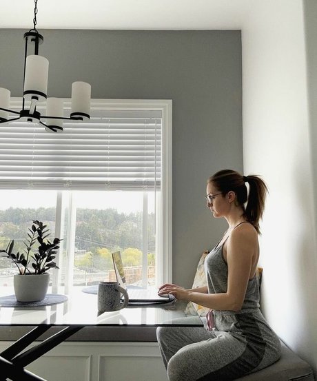 Layla Quinn model free image