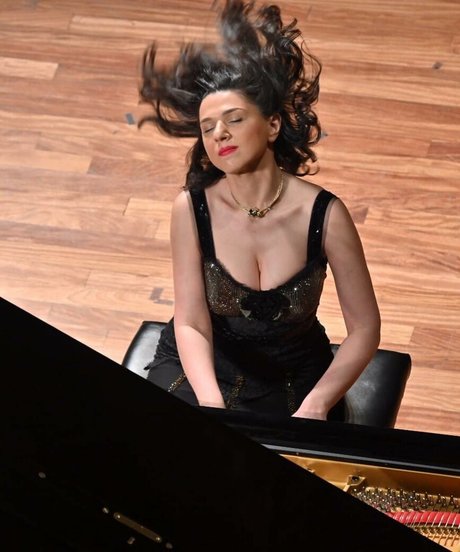 Khatia Buniatishvili star top images