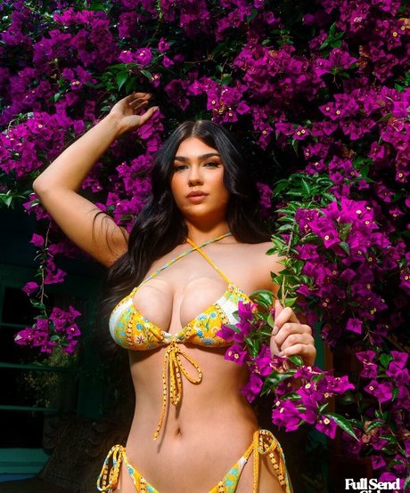 Aria Taylor model art galleries