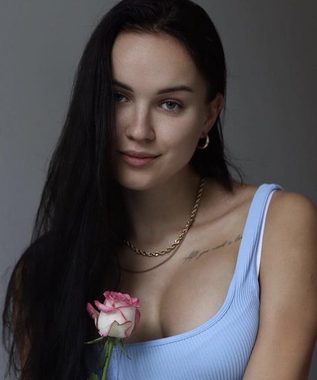 Ellielli Elligoinglive model adult galleries