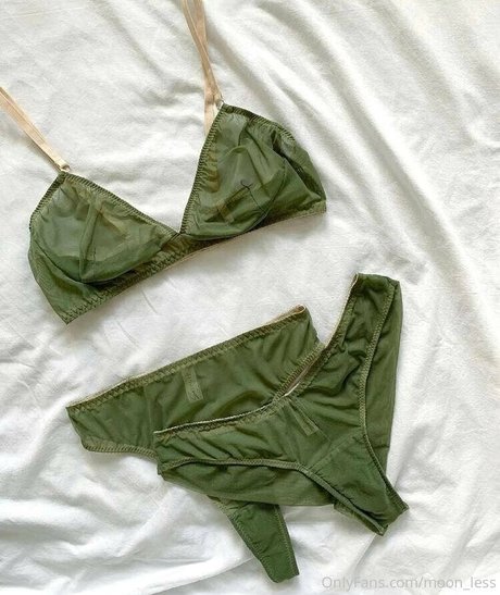 moon less pornstar nude photo