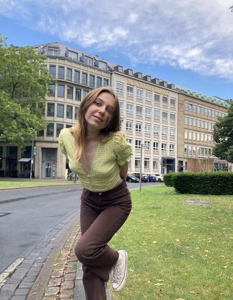 moon less sexy model image