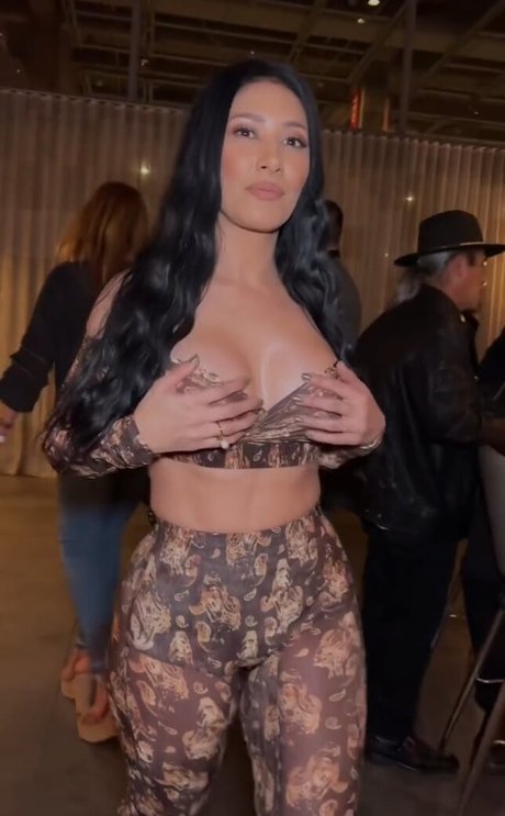 Simone E Simaria model top image