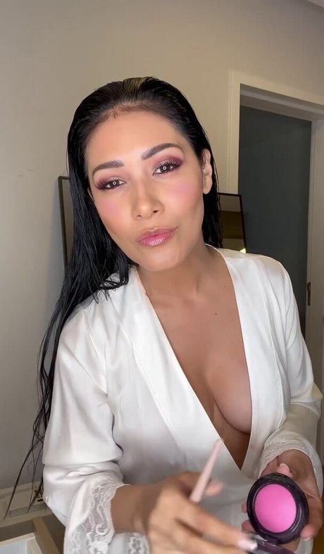 Simone E Simaria star pornographic images