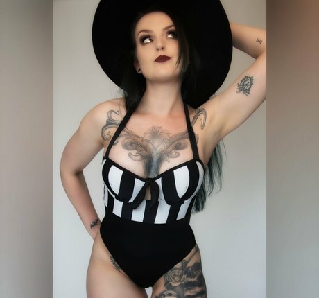 orcuslillium model adult photo