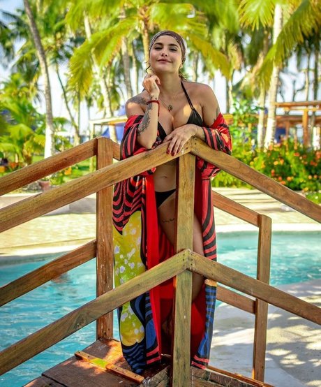 Martina La Peligrosa free model pic