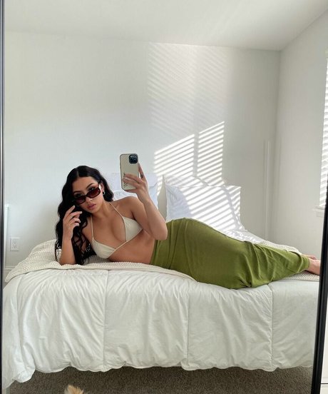 Melissa Estrella pretty model pic