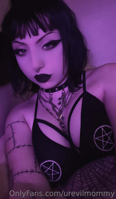 urevilmommy model naked picture