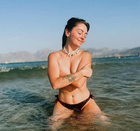 Roxane ASMR star pornographic images