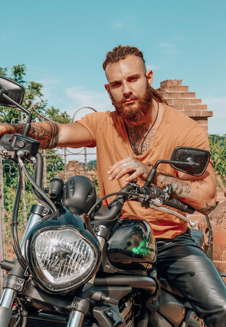 pervertmilan nude actress gallery