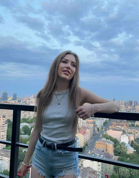 kitty di nude star img