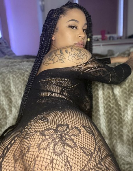 officiallyariaa model perfect pic