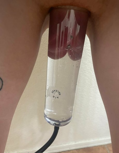 pussypumppeach erotic model image