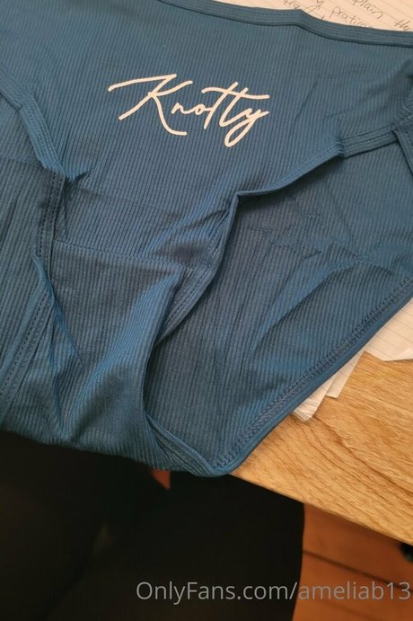 ameliab13 star hot picture