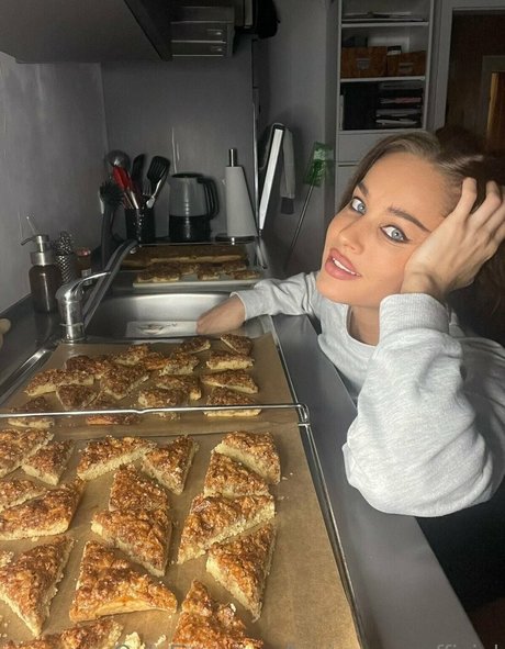 leniyoung official porn star photo