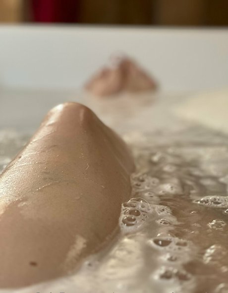 vanessa obsequious naked model image