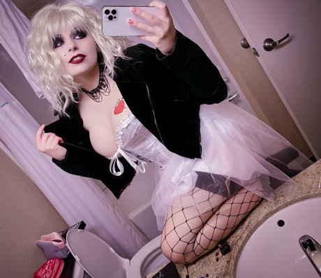 Maxalah adult model image