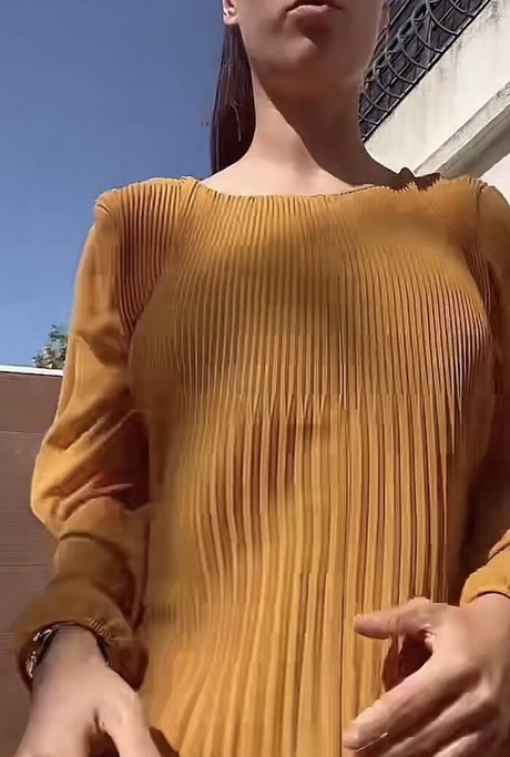 Laura Petard model art pic