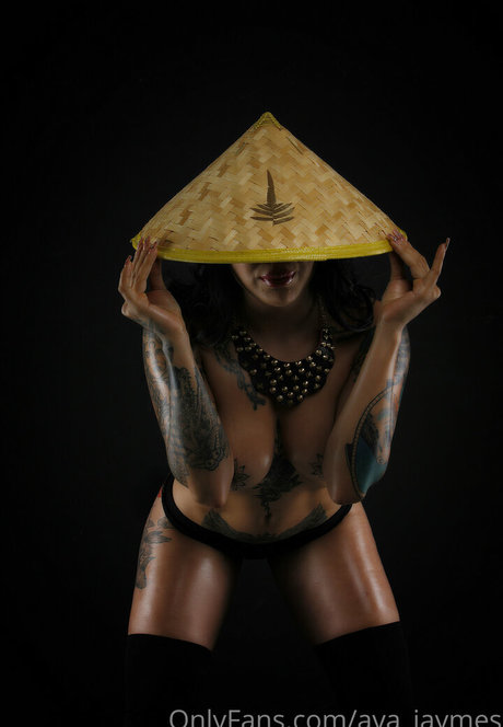 avajaymesfree model top pic