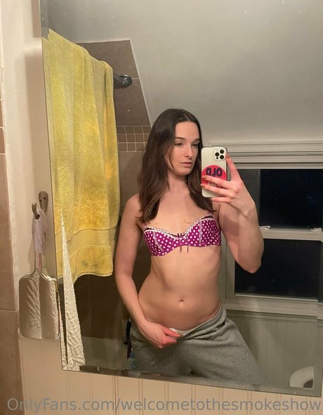 welcometothesmokeshow model beautiful pic