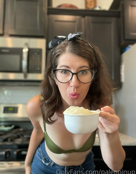 paleopinup free model photo