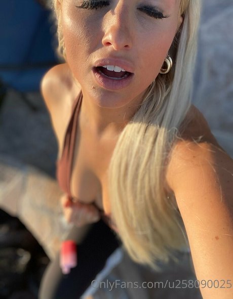 courtneyhuntt erotic model photos