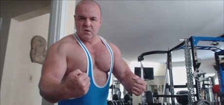 flexbigmuscle hot actress pic