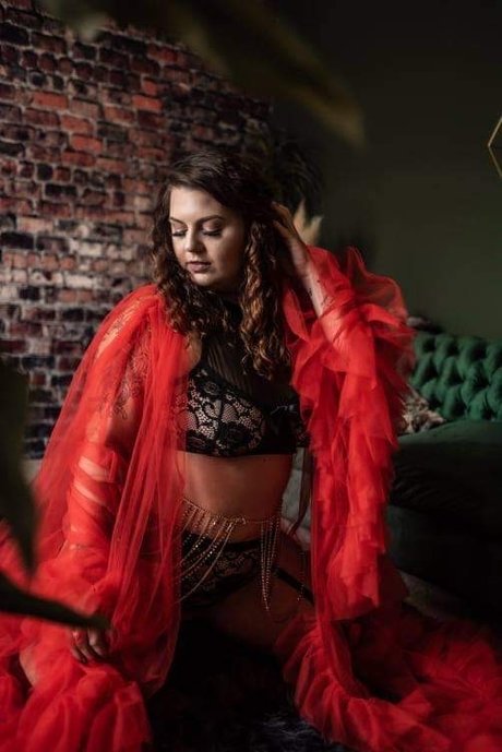 Luna Habibi star hot photos