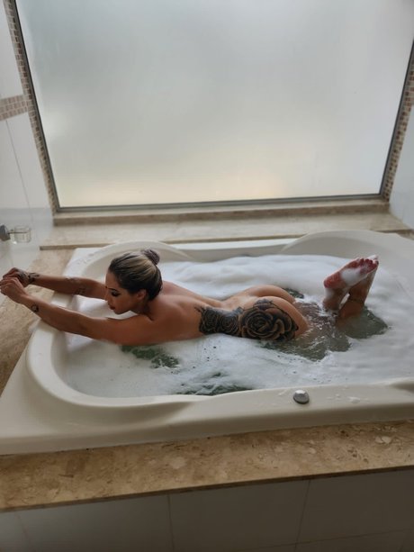 Amanda Aparecida xxx model images