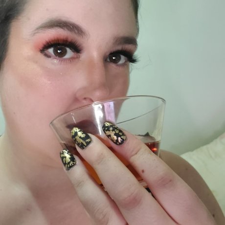 Analiesa model art gallery