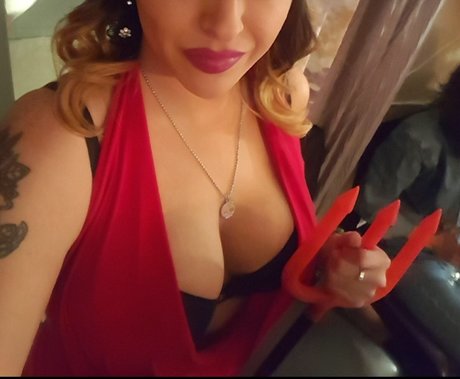 Adriana Lace hot actress img