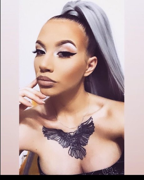 Adelie nude model gallery