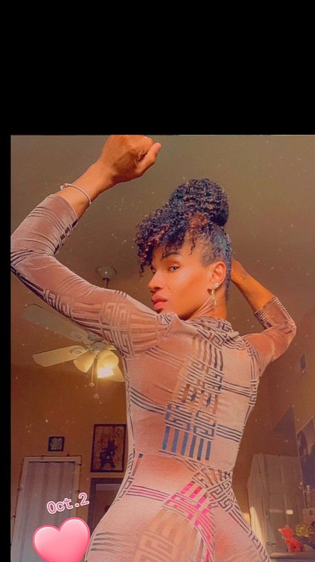 HugeDream model hot photos