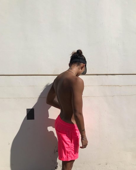 dylan nude model gallery