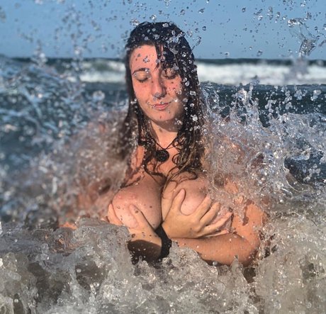 Adelain White beautiful model image