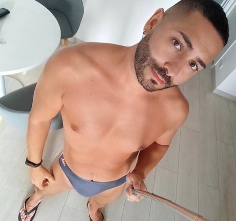 Saurux hot model pic