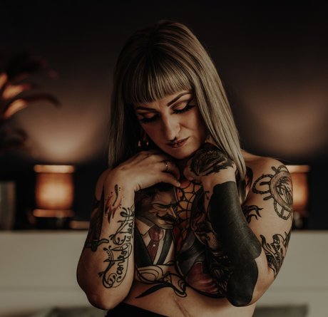 Pam Fatale model erotic image