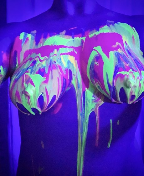 Art in the Nude model sexy pic