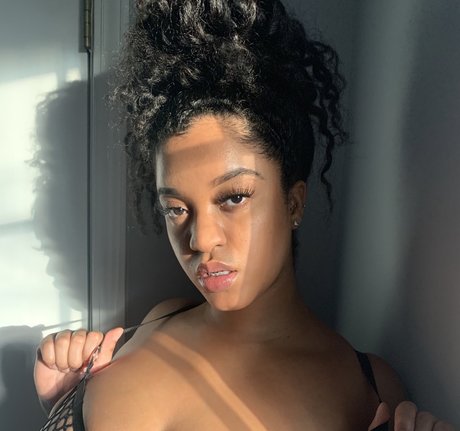 Goddess A erotic model pic