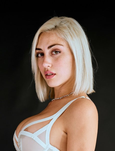 Paula Micah_ naked model pic