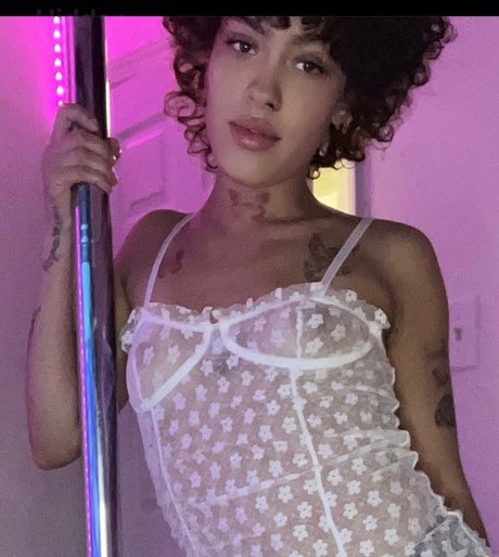 Pretty Red model free img