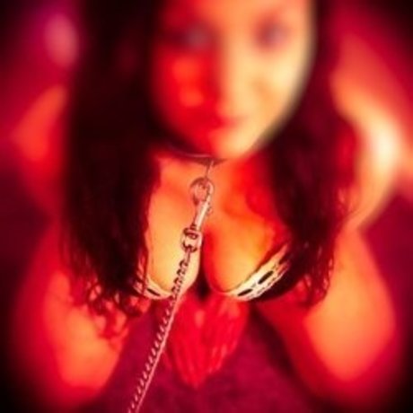 PhoenixInChains model nice pic