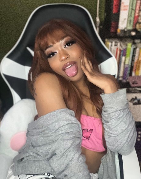 Peachy Cai pretty actress pic