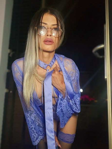 Petitemasseuse model hot photo