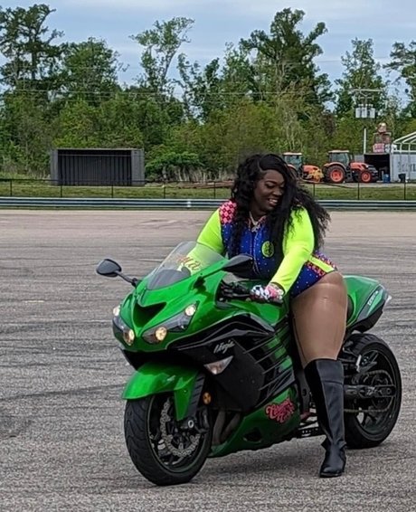 GlammAzhon sex star pics