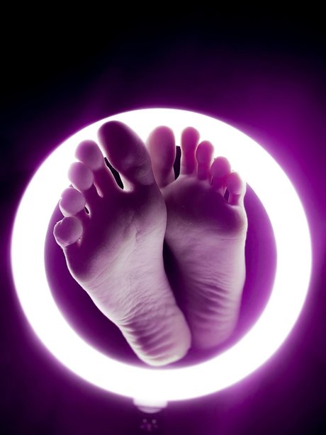 prettyfeets naked model photos