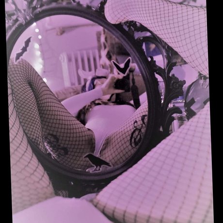 Pooche Kush model pretty img