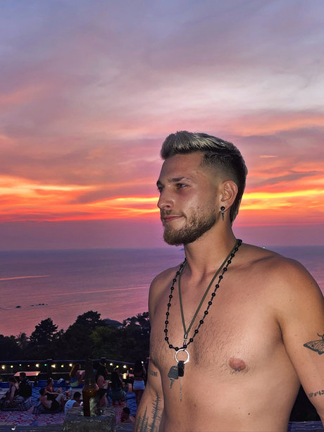 ponchic naked actress gallery