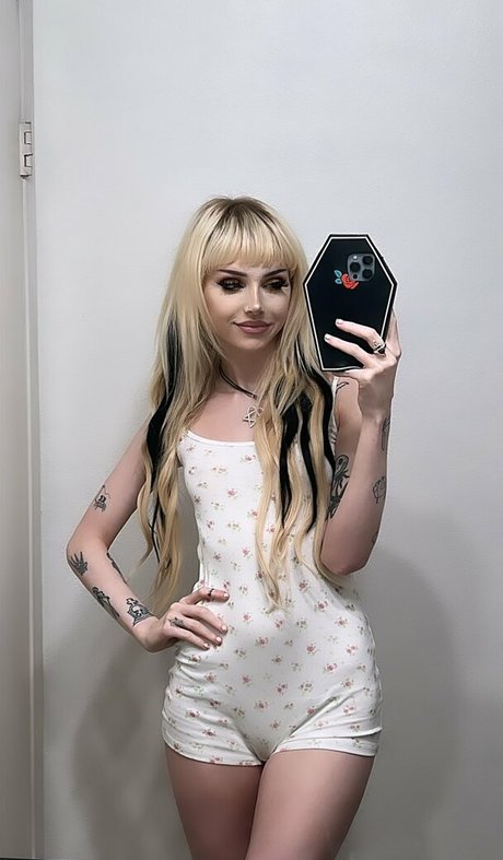 Kirsten Kaye nice star picture