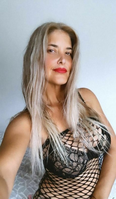 riquenesof erotic model photo